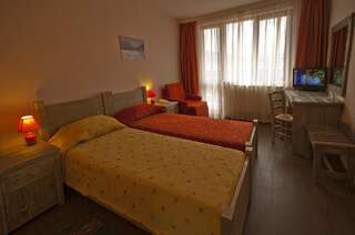 Отель SPA Hotel Elbrus Велинград Двухместный номер с 1 кроватью или 2 отдельными кроватями и балконом - С бесплатным доступом в спа-центр-3